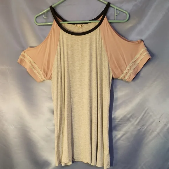 Hem & Thread Cold Shoulder Top - Pink and Gray Sz L - Picture 6 of 7